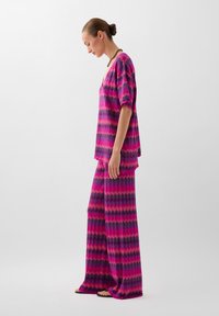 Scalpers ZIGGY  - Trousers - multicolor