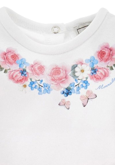 Tela blanca con rosas rosas impresas, flores azules, margaritas blancas y dos mariposas rosas cerca del escote con cierre de botón a presión.
