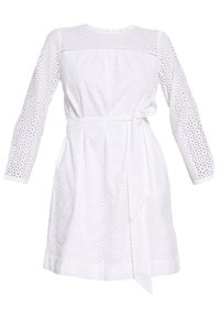 Vestido blanco con mangas largas y cintura ceñida con cinturón, fabricado con un tejido ligero y patrones de bordado ojete en todo su diseño.