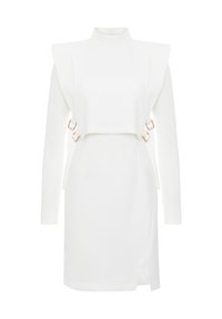 Biała sukienka z długim rękawem o wysokiej szyi, warstwowym bodicem, bocznymi wycięciami i złotymi akcentami. Gładka tekstura i dopasowany krój.