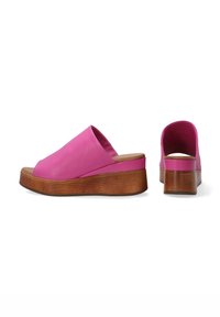 Roze lederen slipper met een brede teenopening, een houtachtig wigzool en een ronde achterkant.