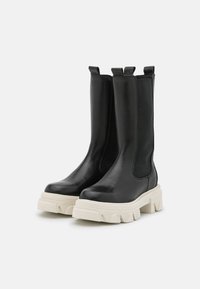 Pavement INA - Botas de plataforma - black/beige