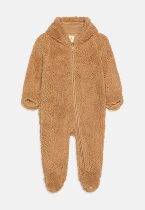 Pijama de forro polar marrón con cremallera frontal, textura suave, capucha y diseño con pies. Suave, cálido y adecuado para bebés.