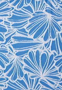 Blau-weißer Stoff mit einem abstrakten Blumenmuster, das fächerförmige Blütenblätter und strukturierte gewebte Details zeigt.