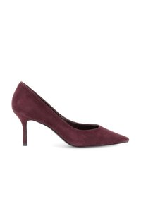 Burgundské semišové lodičky s úzkým středně vysokým podpatkem, pohled z boku na bílém pozadí.