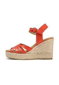 Sandale à talon compensé en cuir orange avec une semelle en jute tressé. Dotée de brides entrecroisées, d'une bride au niveau de la cheville avec boucle en métal et d'une finition texturée.