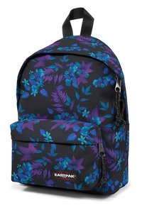 Zwarte stoffen rugzak met een bloemenpatroon in paars en blauw, met een voorvak en verstelbare zwarte banden. Eastpak-logo zichtbaar.