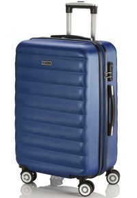 Maleta rígida azul con ranuras horizontales, asa retráctil y cuatro ruedas giratorias de 360 grados para una fácil maniobrabilidad.