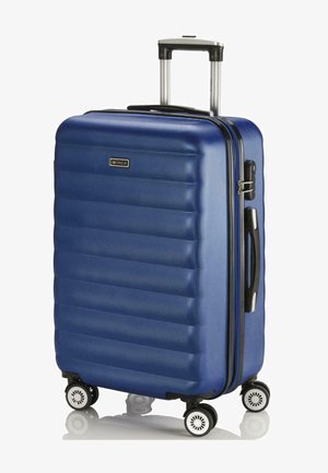 Maleta rígida azul con ranuras horizontales, asa retráctil y cuatro ruedas giratorias de 360 grados para una fácil maniobrabilidad.