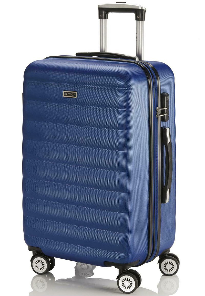 Maleta rígida azul con ranuras horizontales, asa retráctil y cuatro ruedas giratorias de 360 grados para una fácil maniobrabilidad.