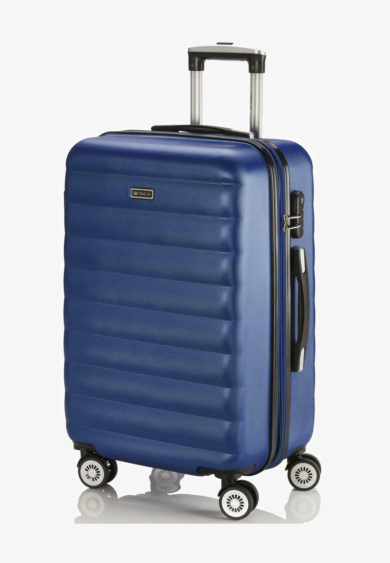 Maleta rígida azul con ranuras horizontales, asa retráctil y cuatro ruedas giratorias de 360 grados para una fácil maniobrabilidad.