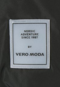 Vero Moda Tall VMOSLO JACKET - Casaco de penas - black