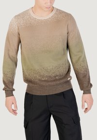 Hnědozelený gradientový svetr s texturovaným povrchem, kulatým výstřihem a žebrovanými manžetami. Vyrobeno z měkkého pleteného materiálu.