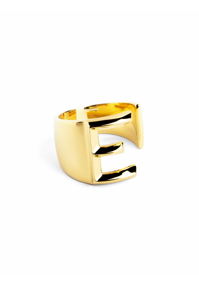 Anello d'oro con un audace design a carattere "E" ritagliato, rifinito in modo liscio e lucido, con una texture leggermente in rilievo attorno alla lettera.