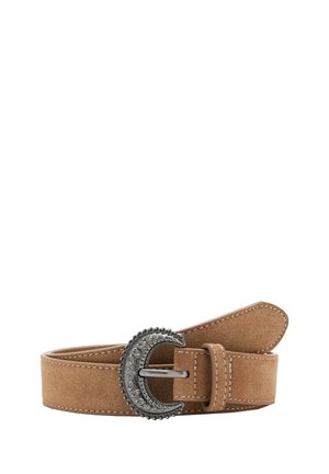 Tan ruskindsbælte med detaljeret sølvspænde i form af en halvmåne og hvide syninger langs kanterne.