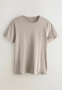 Szürke rövid ujjú póló puha anyagból, kerek nyakkivágással és laza fazonnal. Varrás részletek az ujjak mentén és az alsó szegélyen.