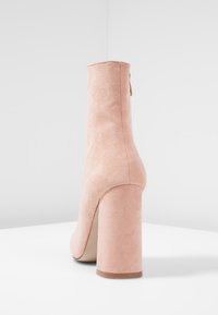 RAID Kotníková obuv na vysokém podpatku - light pink