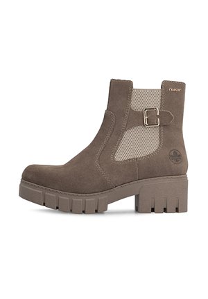 Bottine taupe avec semelle épaisse crantée, boucle latérale et panneau en mesh beige, marquée d’un petit logo près du talon.