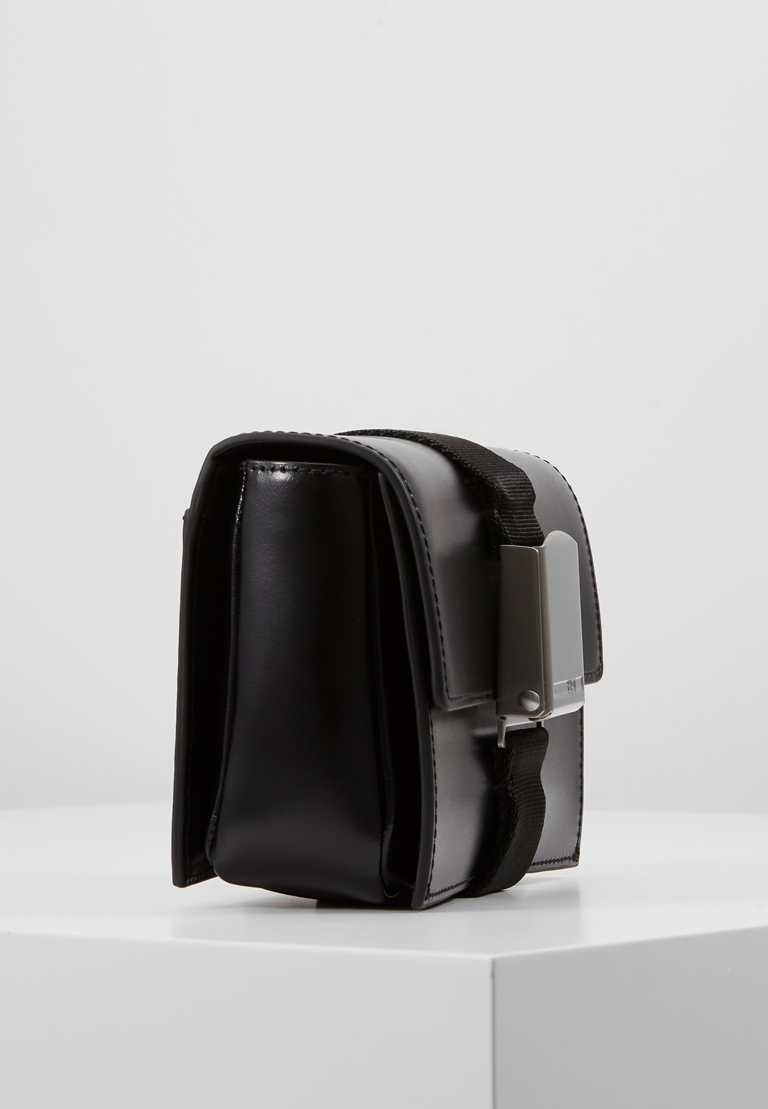 McQ Alexander McQueen CHRISTINE DELUXE Skulderveske McQ Alexander McQueen CHRISTINE DELUXE Skulderveske