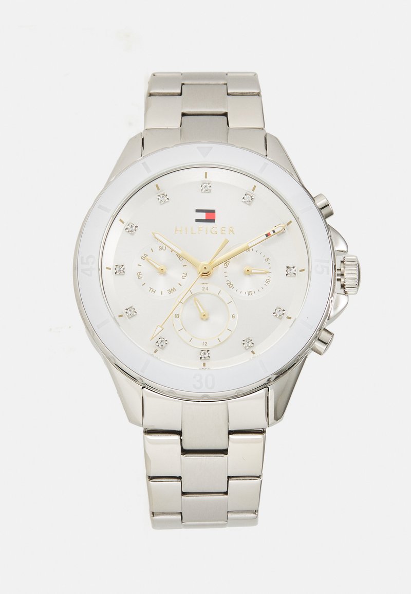 Montre en acier inoxydable argenté avec un cadran blanc, des accents dorés, trois sous-cadrans et des marqueurs en cristal. Elle dispose d'un bracelet à maillons et d'une finition polie.