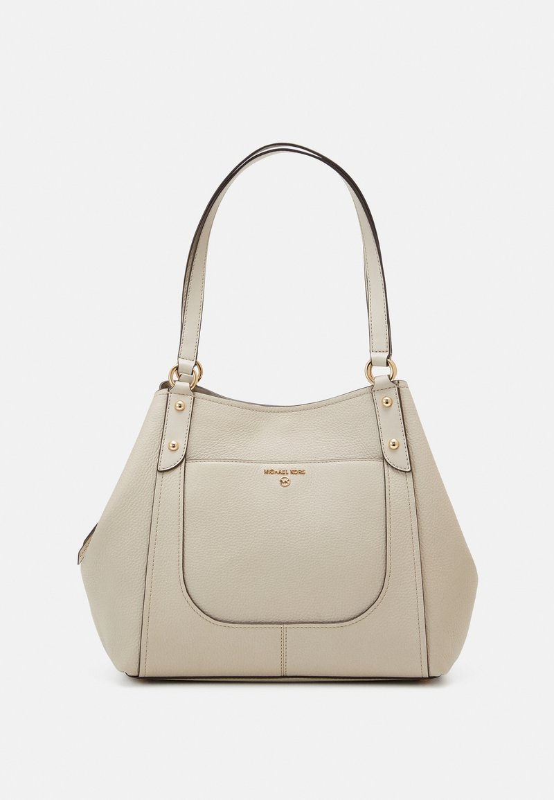 Beige leren handtas met dubbele schouderriem, voorvak en goudkleurige logo- en hardwaredetails.