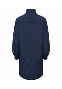 Granatowy długi pikowany płaszcz z wysokim prążkowanym kołnierzem i prążkowanymi mankietami, pokazany od tyłu na białym tle.