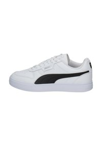 Sneaker atletica bianca con una striscia laterale nera, tomaia in pelle testurizzata, suola piatta bianca e design con lacci. Logo PUMA sulla linguetta.