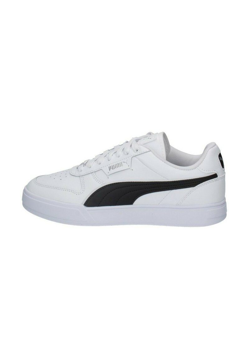 Sneaker atletica bianca con una striscia laterale nera, tomaia in pelle testurizzata, suola piatta bianca e design con lacci. Logo PUMA sulla linguetta.