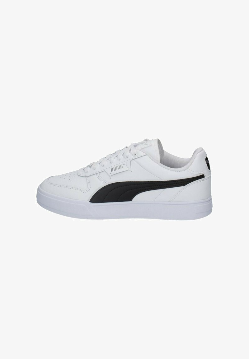 Sneaker atletica bianca con una striscia laterale nera, tomaia in pelle testurizzata, suola piatta bianca e design con lacci. Logo PUMA sulla linguetta.