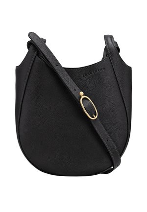 Schwarze Handtasche aus Leder mit genoppter Textur, geschwungener Form und einem langen, verstellbaren Trageriemen. Mit einem goldenen Hardware-Akzent für den Verschluss.