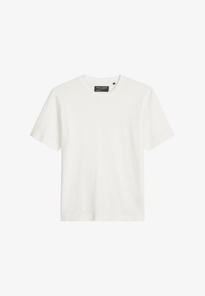 Effen wit T-shirt met korte mouwen en ronde hals, met een zwart Marc O'Polo merklabel aan de binnenkant van de kraag, op een witte achtergrond.