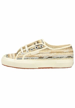 Nízký teniska s béžovým a krémovým pleteným svrškem, krémovou gumovou podrážkou, částečnými tkaničkami a kovovými průchodkami, boční značková štítek na lemování podrážky.