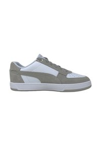 Sneaker bianca e grigia con tomaia in pelle e suede, punta rotonda, design con lacci e suola in gomma bianca con un motivo di grip texturizzato.