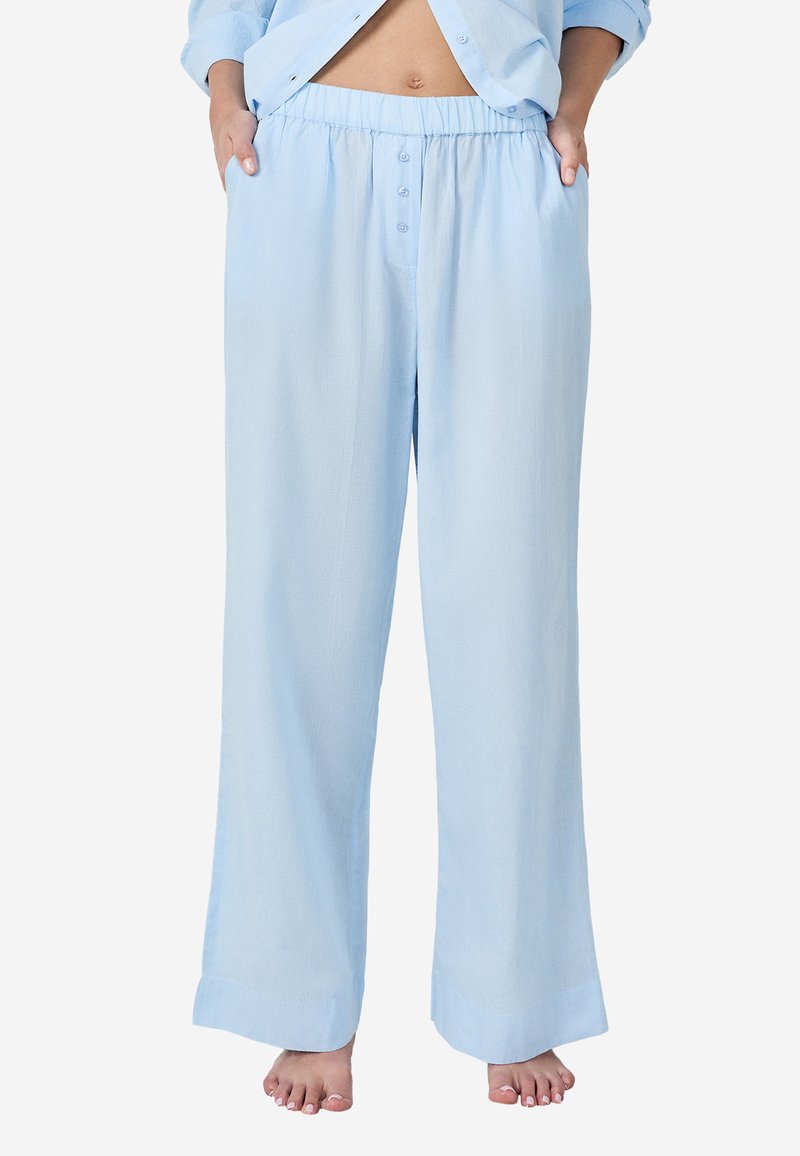 Lichtblauwe pyjamabroek met een elastische tailleband, zijzakken en een ontspannen pasvorm. Gemaakt van een zachte stof met een gladde textuur.