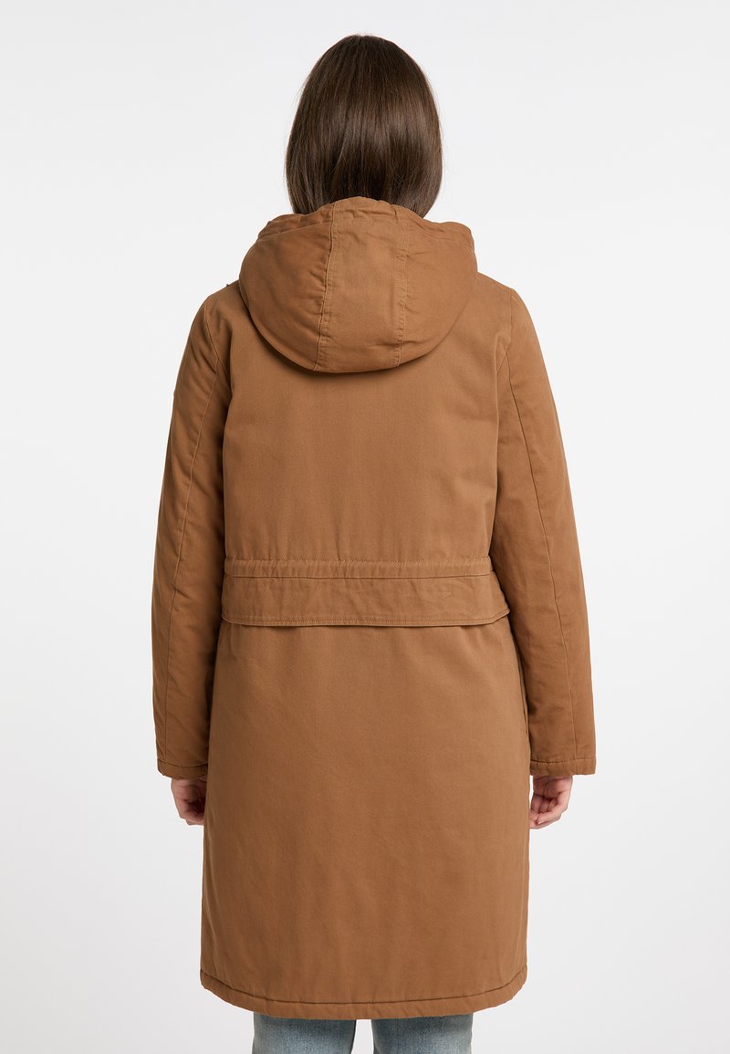 Brązowa parka z kapturem i ściągnięciem w talii, o gładkiej fakturze i średniej długości, przedstawiona z tyłu na jednolitym tle.