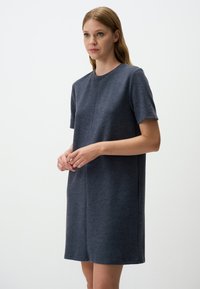 Kurzärmeliges Kleid aus dunkelgrauem Stoff, gerader Schnitt mit Rundhalsausschnitt. Verfügt über eine weiche Textur und dezente Nähte.