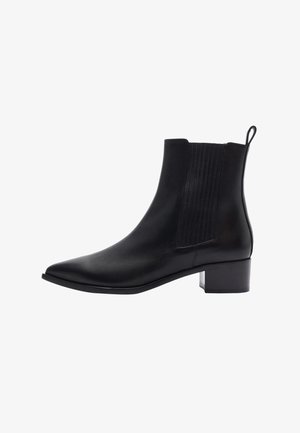 Bota de cuero negro hasta el tobillo con punta afilada, paneles laterales elásticos y un tacón bajo en bloque. Presenta una textura suave y un diseño minimalista.
