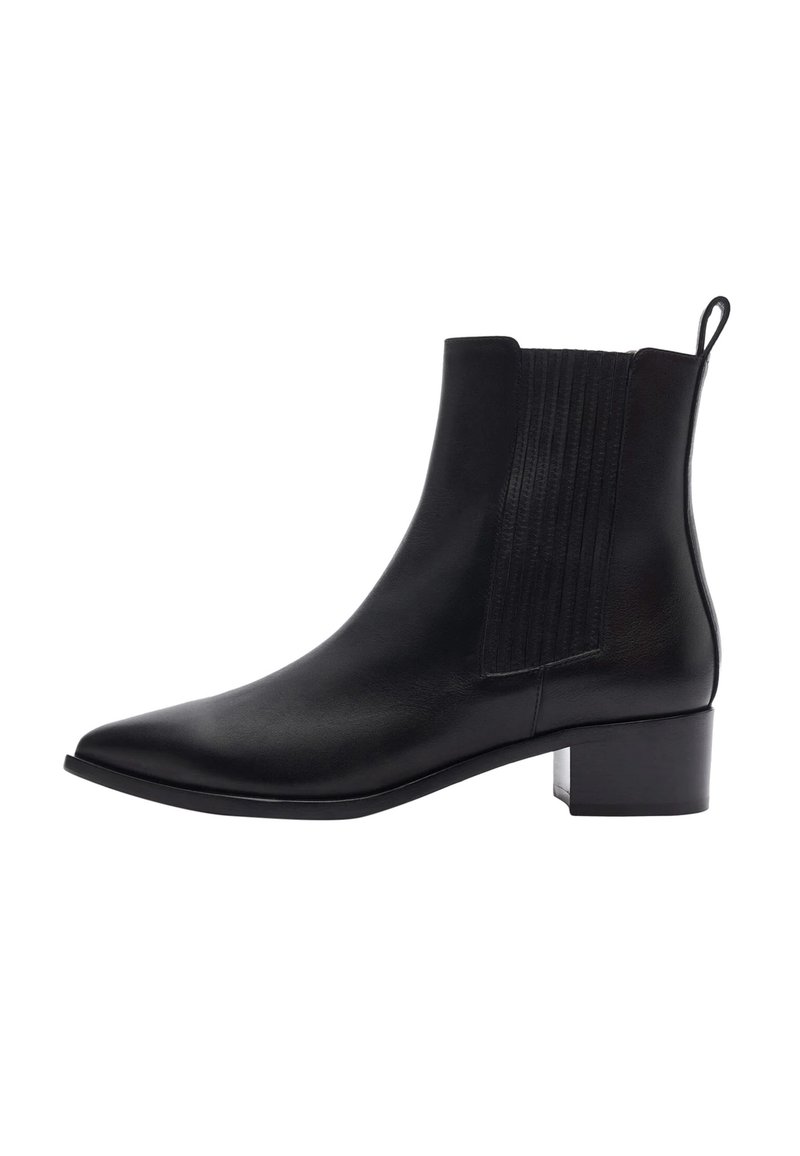Bota de cuero negro hasta el tobillo con punta afilada, paneles laterales elásticos y un tacón bajo en bloque. Presenta una textura suave y un diseño minimalista.