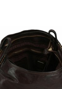 Borsa a tracolla in pelle marrone con numerose tasche interne, dettagli cuciti e apertura superiore. Presenta hardware con cerniera color oro e una texture liscia.