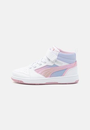 Baskets montantes blanches avec des accents roses et bleu clair, bride velcro, lacets et semelle en caoutchouc.