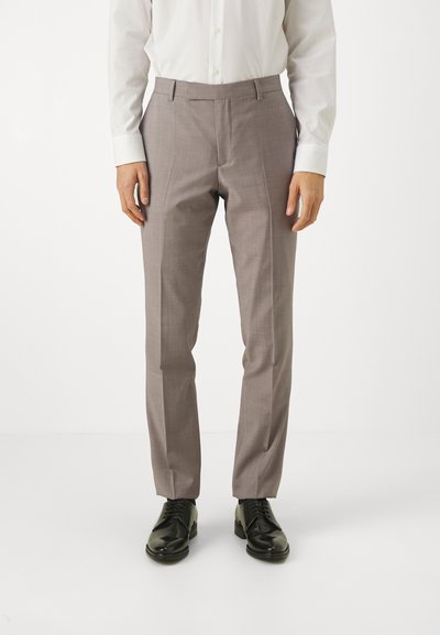 Pantaloni de costum gri, cu croială slim-fit, cu un model discret în carouri, cu fața netedă și buzunare laterale, asortați cu pantofi din piele negri pentru un aspect elegant.