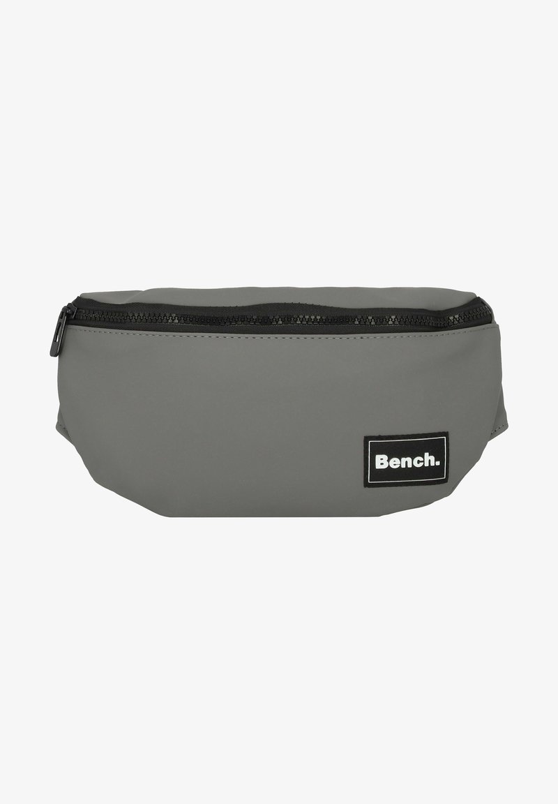 Sac banane en tissu gris avec fermeture éclair noire et patch logo de la marque Bench sur le devant côté droit.
