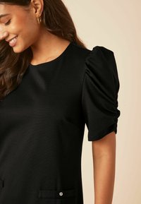 Friends Like These SHORT PUFF SLEEVE ROUND NECK - Džersejové šaty - black
