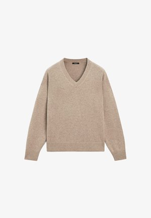 Beige gebreide trui met lange mouwen, V-hals en geribbelde boorden en zoom, plat gelegd op een witte achtergrond.