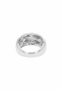 Anillo de plata con un intrincado patrón trenzado y banda exterior lisa. El interior texturizado añade profundidad, exhibiendo un fino detalle y artesanía.