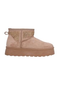 Beżowe botki za kostkę wykonane z zamszu o teksturowanej powierzchni, zdobione złotymi ćwiekami na cholewce, z wyściółkowaną podeszwą i pętelką z tyłu.