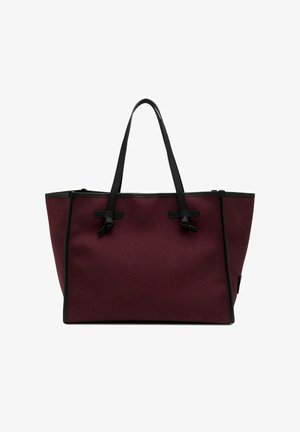 Borsa a spalla bordeaux con rifiniture nere, realizzata in tessuto resistente. Presenta due manici neri e una forma strutturata con dettagli minimi.