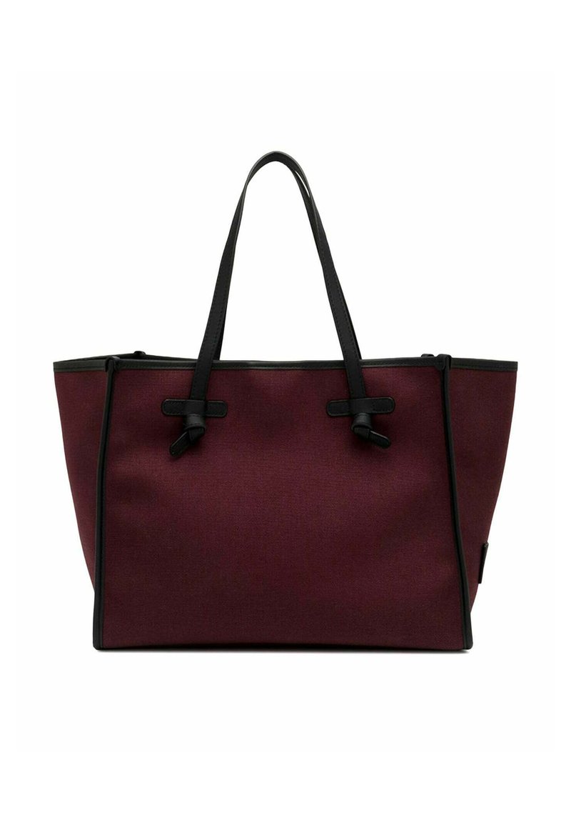 Sac fourre-tout bordeaux avec des bords noirs, fabriqué en tissu résistant. Dispose de deux poignées noires et d'une forme structurée avec un minimum de détails.
