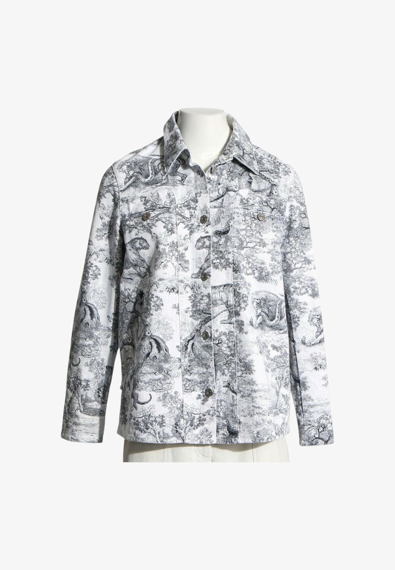 Veste à manches longues boutonnée avec imprimé faune et forêt noir et blanc, avec col et deux poches poitrine boutonnées.