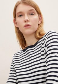 TOM TAILOR DENIM Pikkade varrukatega topp - navy/white